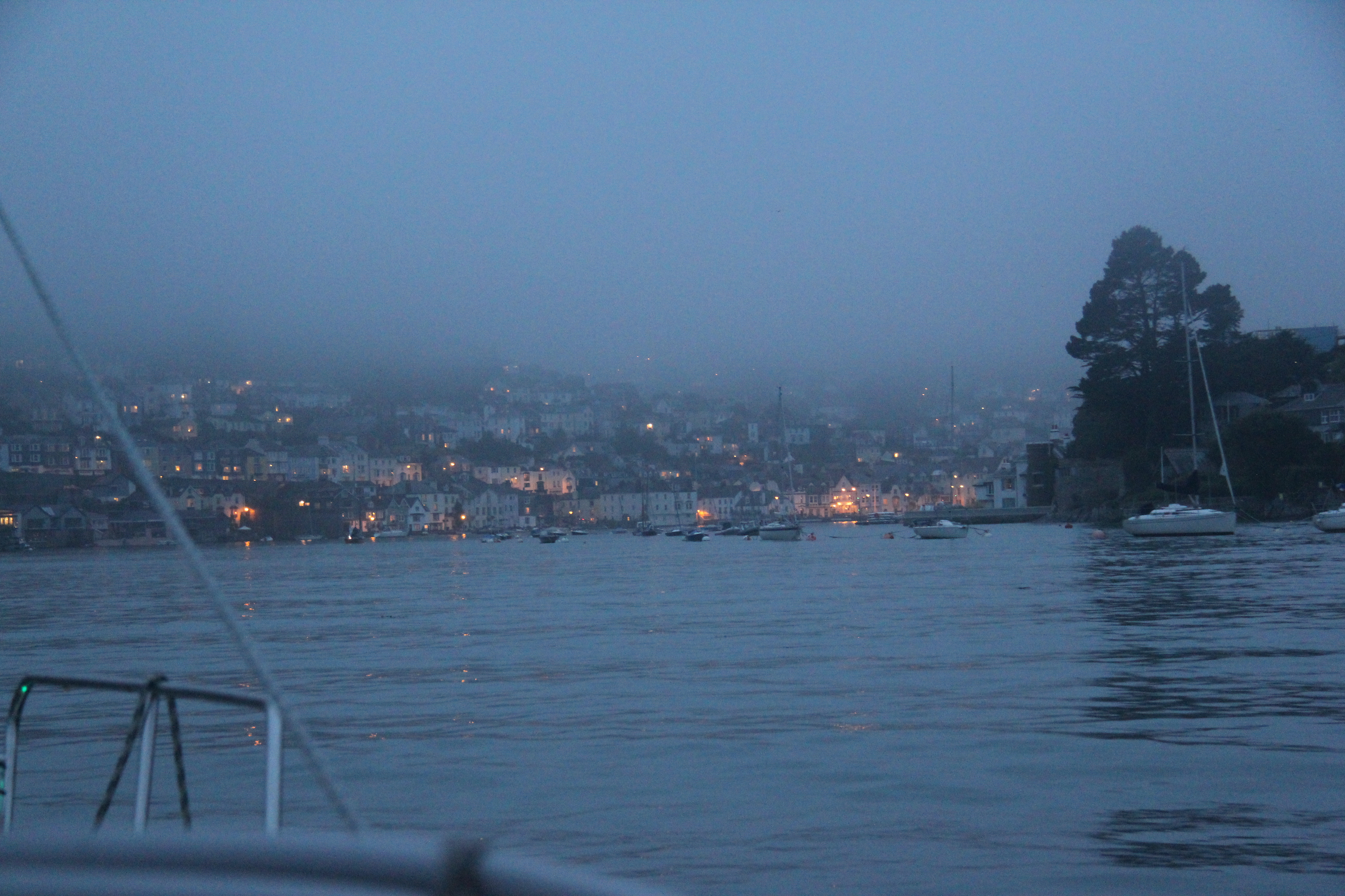 Dartmouth bei Nebel in der Dämmerung