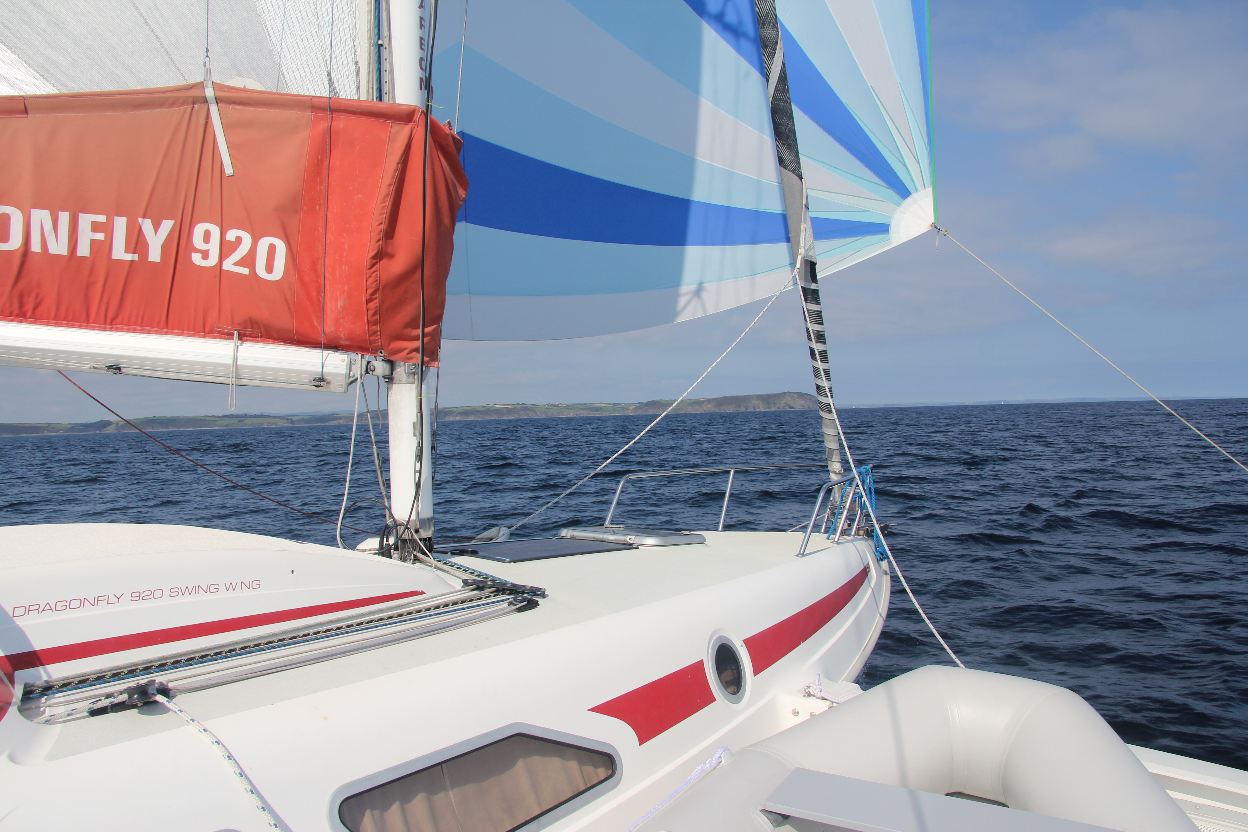 Entspanntes Segeln mit Spinnaker die Küste entlang